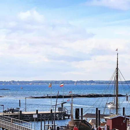 6 Person In Apartment *