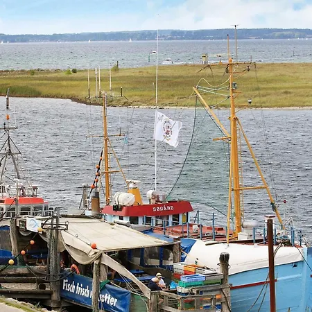 6 Person In Apartment